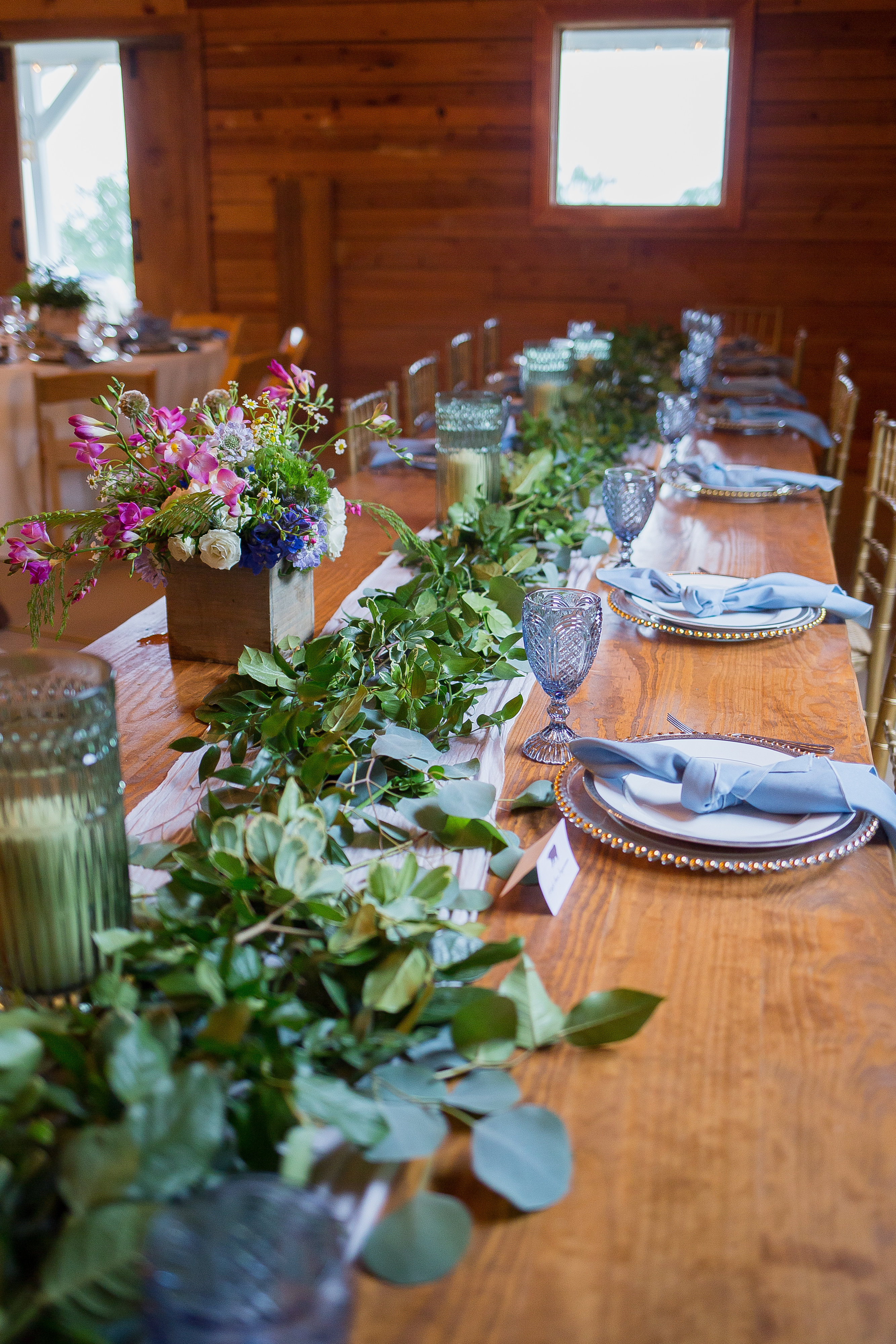 Spring wedding with garland on a estate table